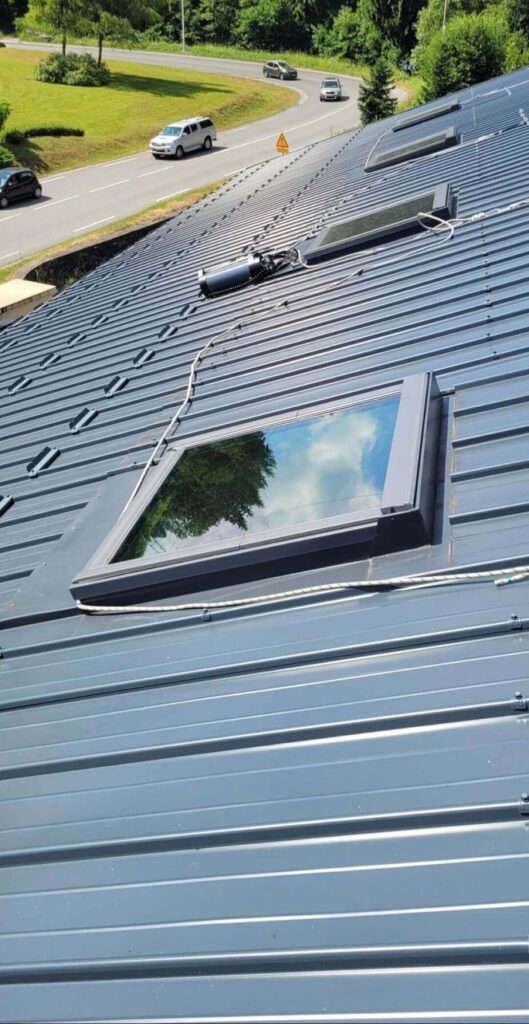Films adhésifs de contrôle solaire posés sur des velux d’un bâtiment professionnel situé à Morzine, en Haute-Savoie.