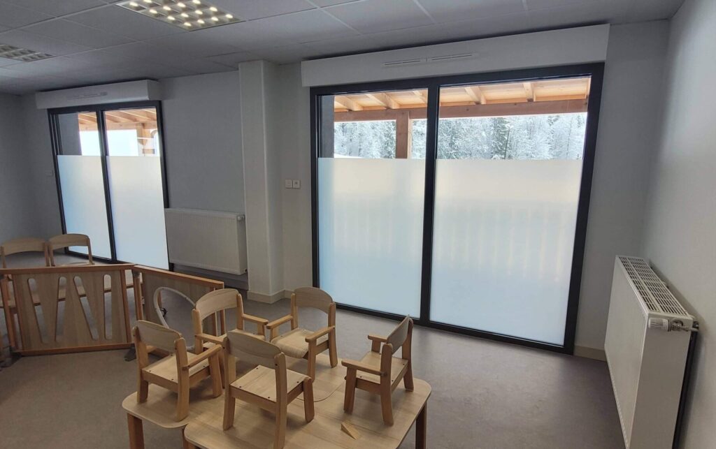 Vitrages d’une salle de crèche recouverts à 70 % de films dépolis pour préserver l’intimité des enfants.